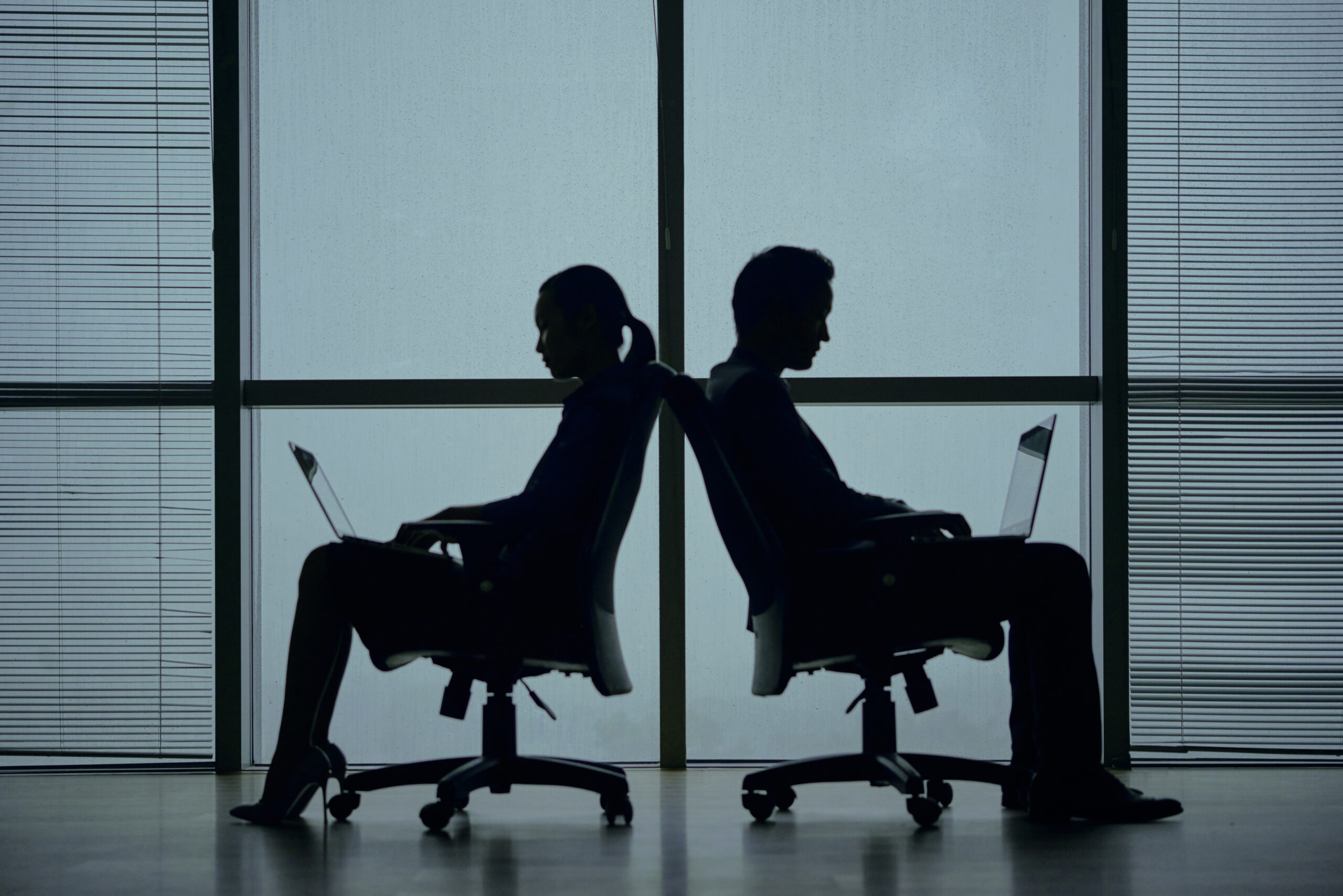 Reunión uno a uno entre Jefe y colaborador, vista de espaldas, simbolizando liderazgo, comunicación efectiva y alineación de prioridades